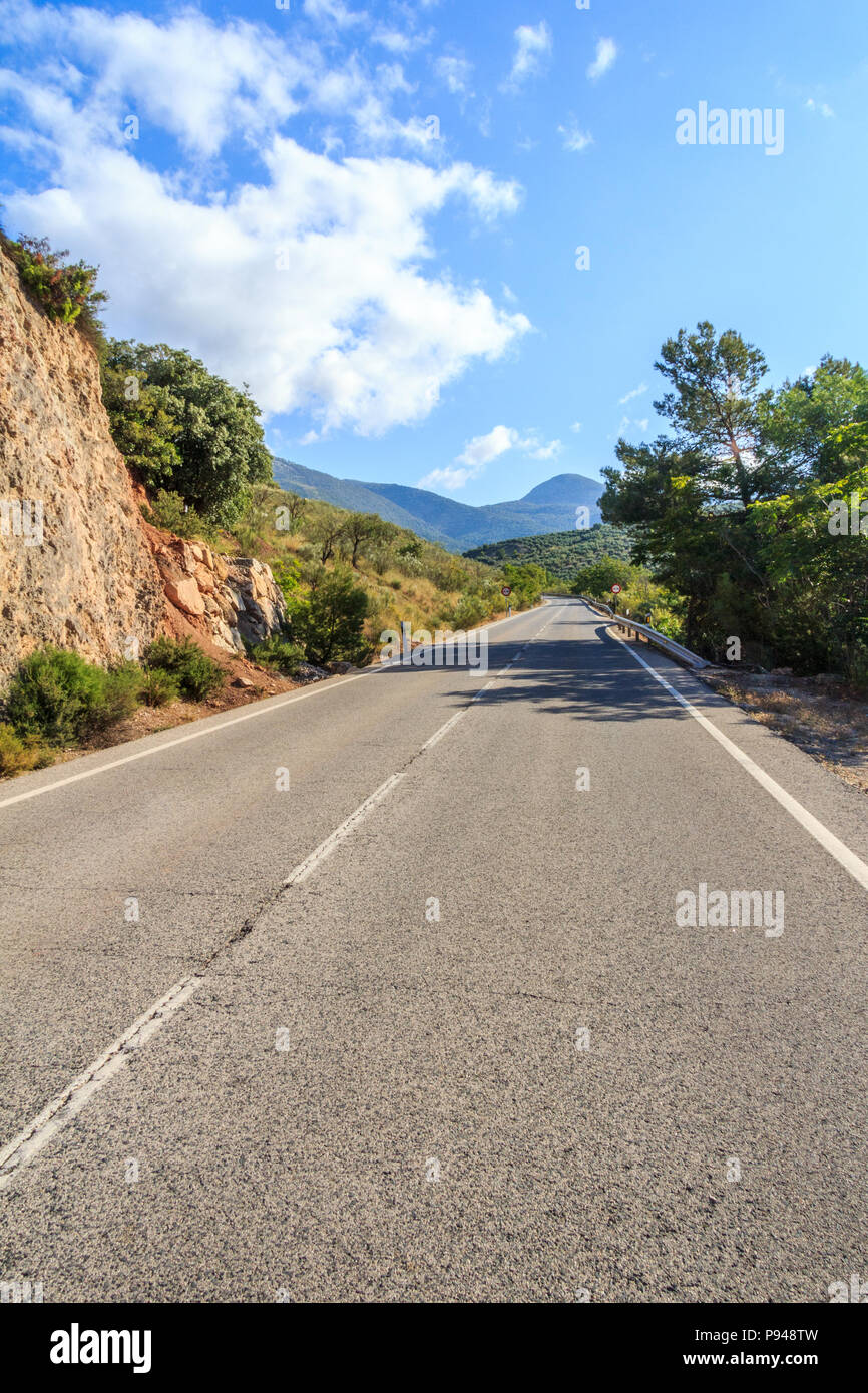 Svuotare la strada attraverso il Parque Naturel sierra Magina, Provincia di Jaen, Spagna Foto Stock