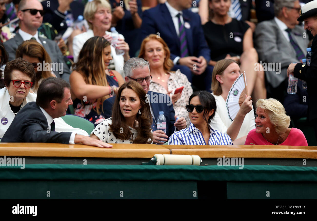 La Duchessa di Cambridge e la Duchessa di Sussex nel royal box sul Centre Court il giorno dodici dei campionati di Wimbledon al All England Lawn Tennis e Croquet Club, Wimbledon. Foto Stock