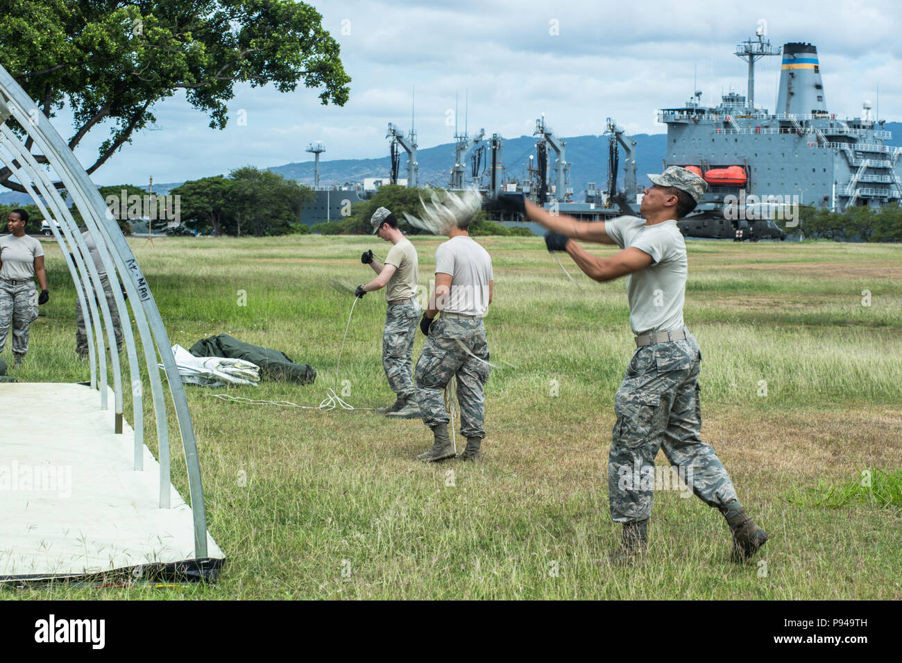 180711-N-FV745-1061 BASE COMUNE A PEARL HARBOR-HICKHAM, Hawaii (Luglio 11, 2018) organi di servizio della Air Force xv Medical Support Squadron assemblare una risposta di emergenza lungo il tragitto i sistemi di stazione (ERESS) in preparazione per una massa casualty esercizio durante il cerchio del Pacifico (RIMPAC) Esercizio, 11 luglio. Venticinque nazioni, 46 navi, cinque sommergibili, circa 200 aerei, e 25.000 personale partecipano RIMPAC dal 27 giugno al 2 agosto in e intorno alle Isole Hawaii e la California del Sud. Il più grande del mondo marittimo internazionale esercitazione RIMPAC offre una singolare opportunità di formazione w Foto Stock