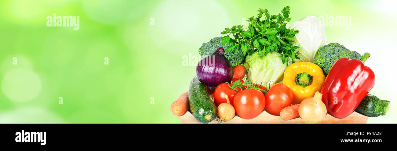 Mangiare sano e verde dal droghiere banner - gruppo selezionato di verdure fresche sulla natura astratta sfondo (copia spazio). Foto Stock