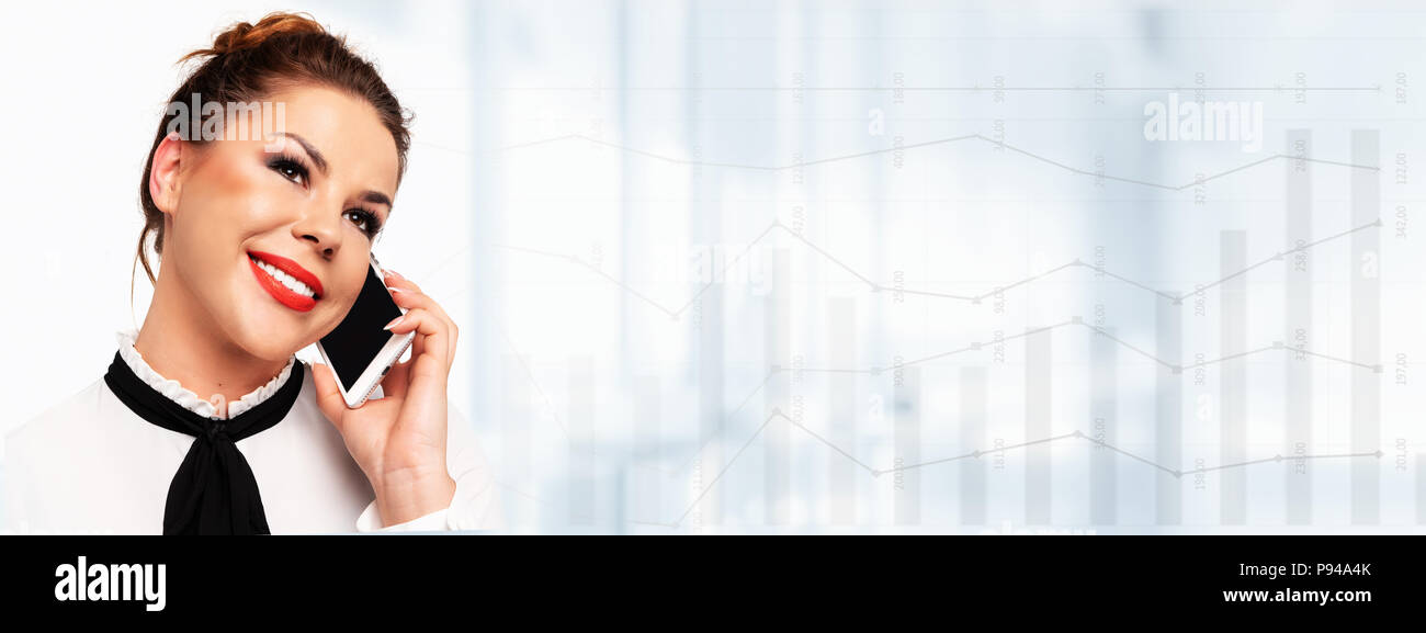 Moderno business communications banner - giovane e bella donna d'affari a parlare su un telefono mobile e sorridente su un astratto di dati di grandi dimensioni sullo sfondo (copia Foto Stock