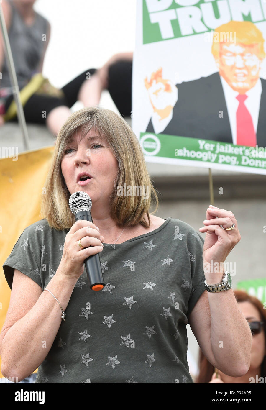 Partito dei Verdi MSP, Alison Johnstone, parla alla folla in Scozia United contro Trump rally che protestavano contro la visita del Presidente statunitense Donald Trump nel Regno Unito presso il parlamento scozzese di Edimburgo. Foto Stock