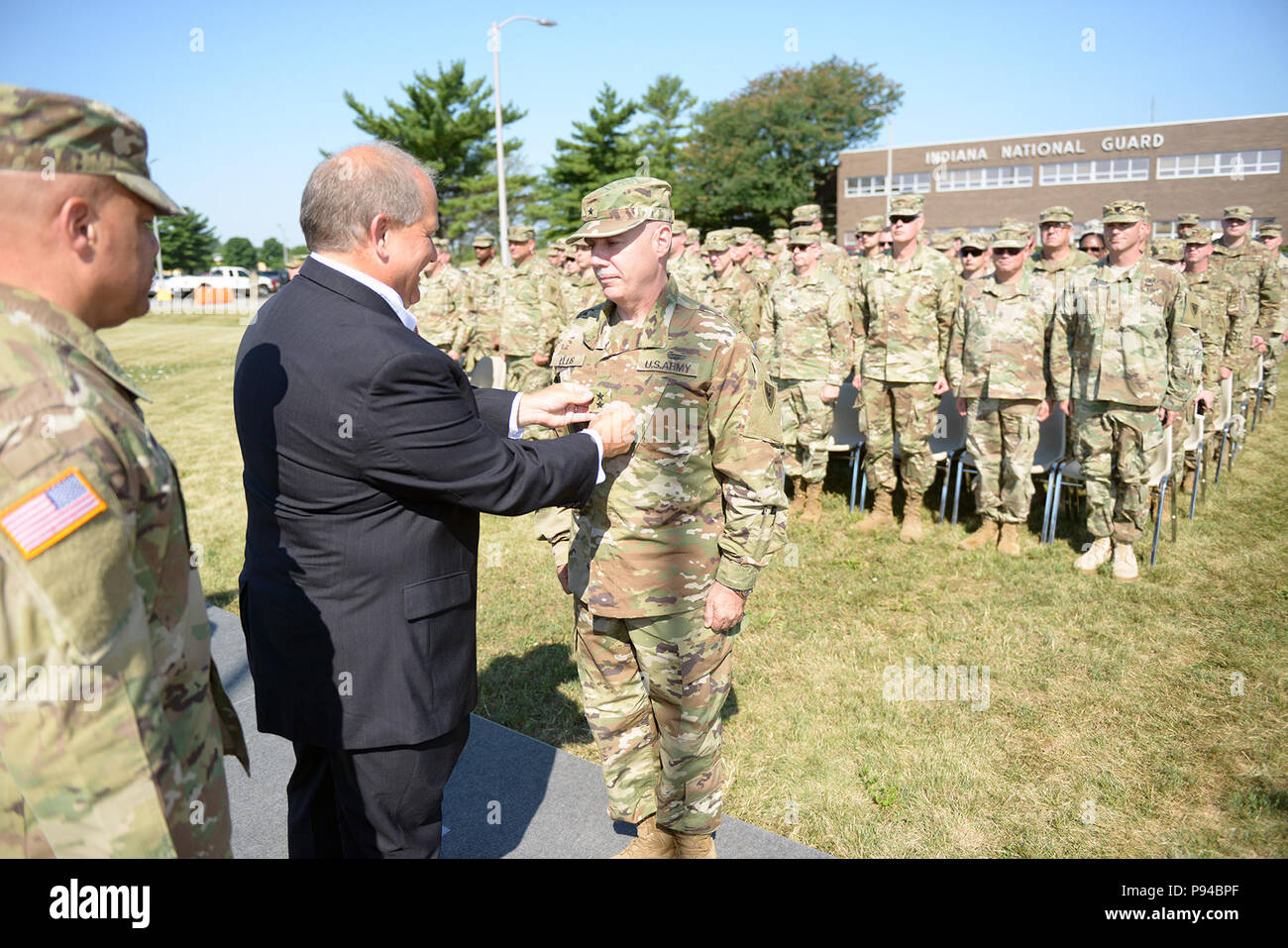 Gordon L. Ellis è un maggiore generale della Guardia Nazionale dell'Indiana e comandante generale della 38th Infantry Division, nota come Cyclone Division. Nel luglio 2018 ha ricevuto la promozione al rango di maggiore generale durante una cerimonia a Indianapolis. Questa immagine d'archivio documenta l'evento di due stelle in un'armeria della Guardia Nazionale dell'Indiana. Foto Stock