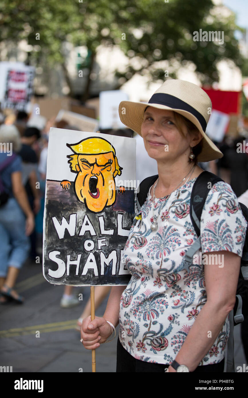 Dimostranti presso il carnevale di resistenza, l'anti-Trump protesta organizzata a Londra, Regno Unito il 13 luglio 2018. Foto Stock