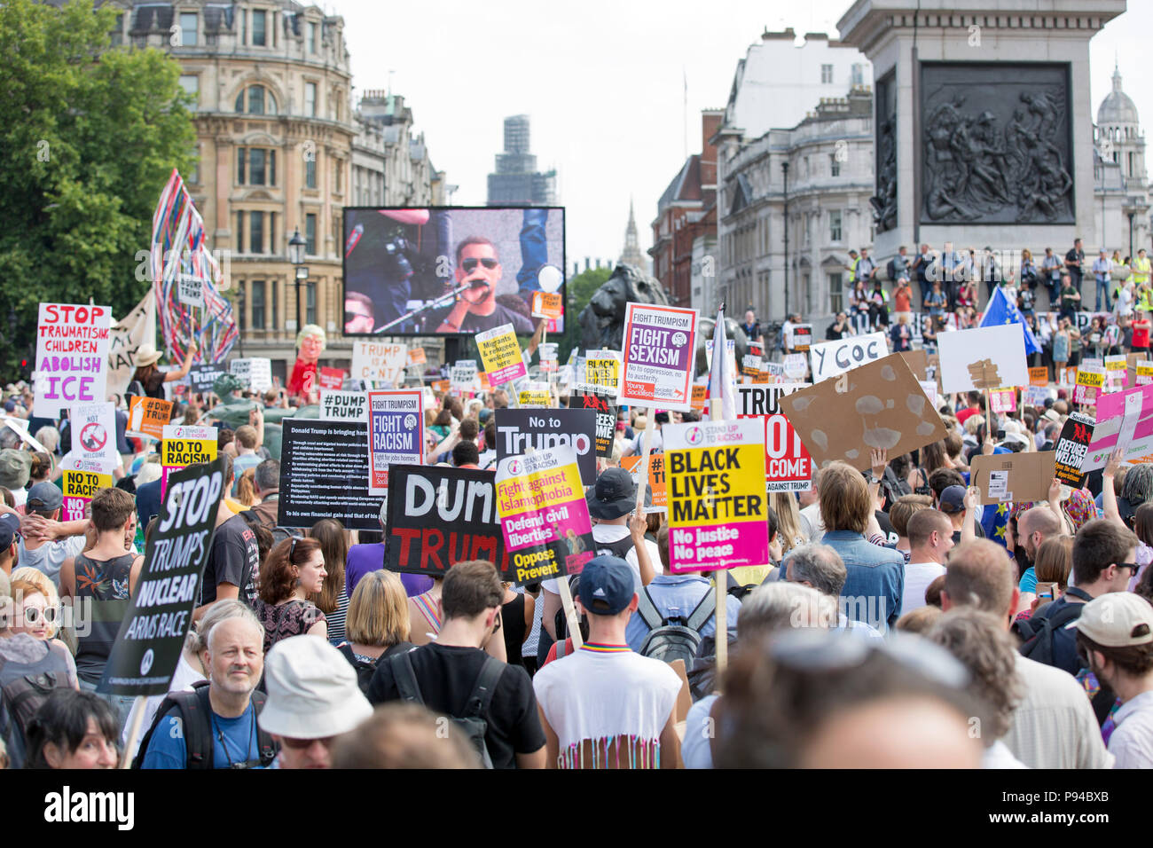 Dimostranti presso il carnevale di resistenza, l'anti-Trump protesta organizzata a Londra, Regno Unito il 13 luglio 2018. Foto Stock