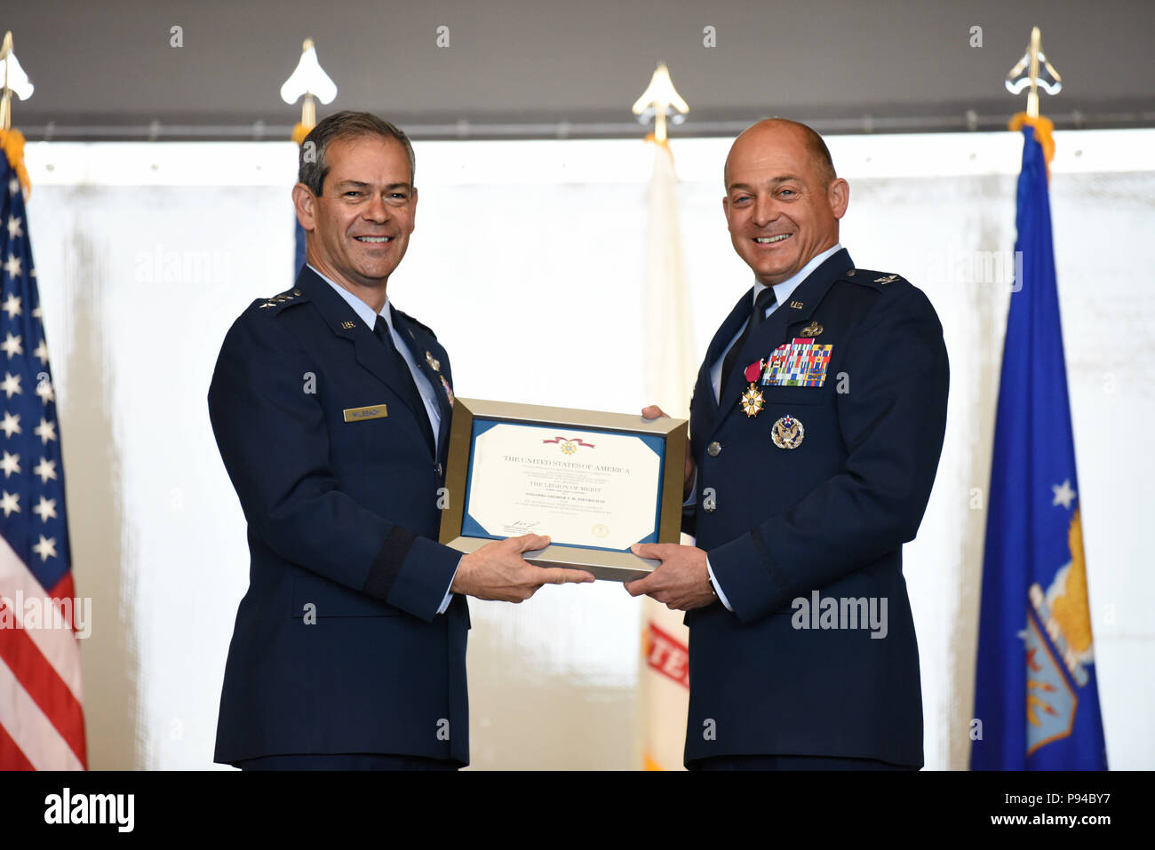 Lt. Gen. Kenneth S. Wilsbach, comandante di Alaskan North American Aerospace Defense Command Regione, Alaskan comando, U.S. Comando Nord, e undicesimo Air Force, presente la legione di merito alla posta in uscita 673d Air Base Wing Commander Col. George T.M. Dietrich III durante un cambiamento di cerimonia di comando Luglio 13, 2018 a base comune Elmendorf-Richardson, Alaska. 673d ABW commander Col. George T.M. Dietrich III ha girato oltre il comando al Col. Patricia A. Csànk. (U.S. Air Force foto da Jamal Wilson) Foto Stock