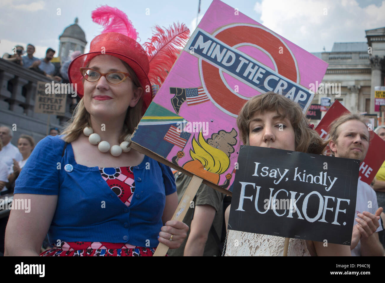 Le donne ricoprono la loro mano cartelloni al carnevale di resistenza, l'anti-Trump protesta organizzata a Londra, Regno Unito il 13 luglio 2018. Foto Stock