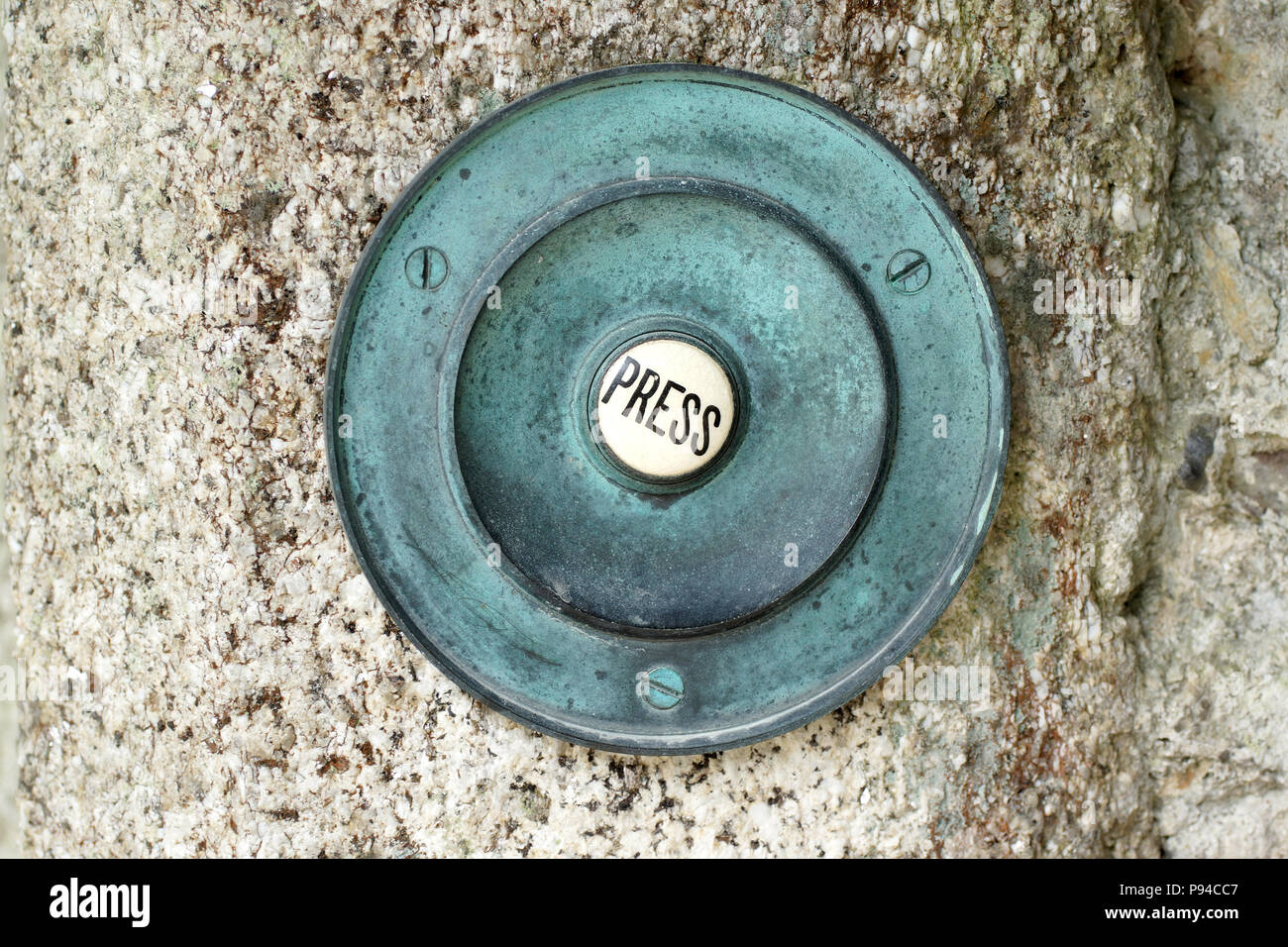 Vecchio campanello che mostra verdigris Foto Stock