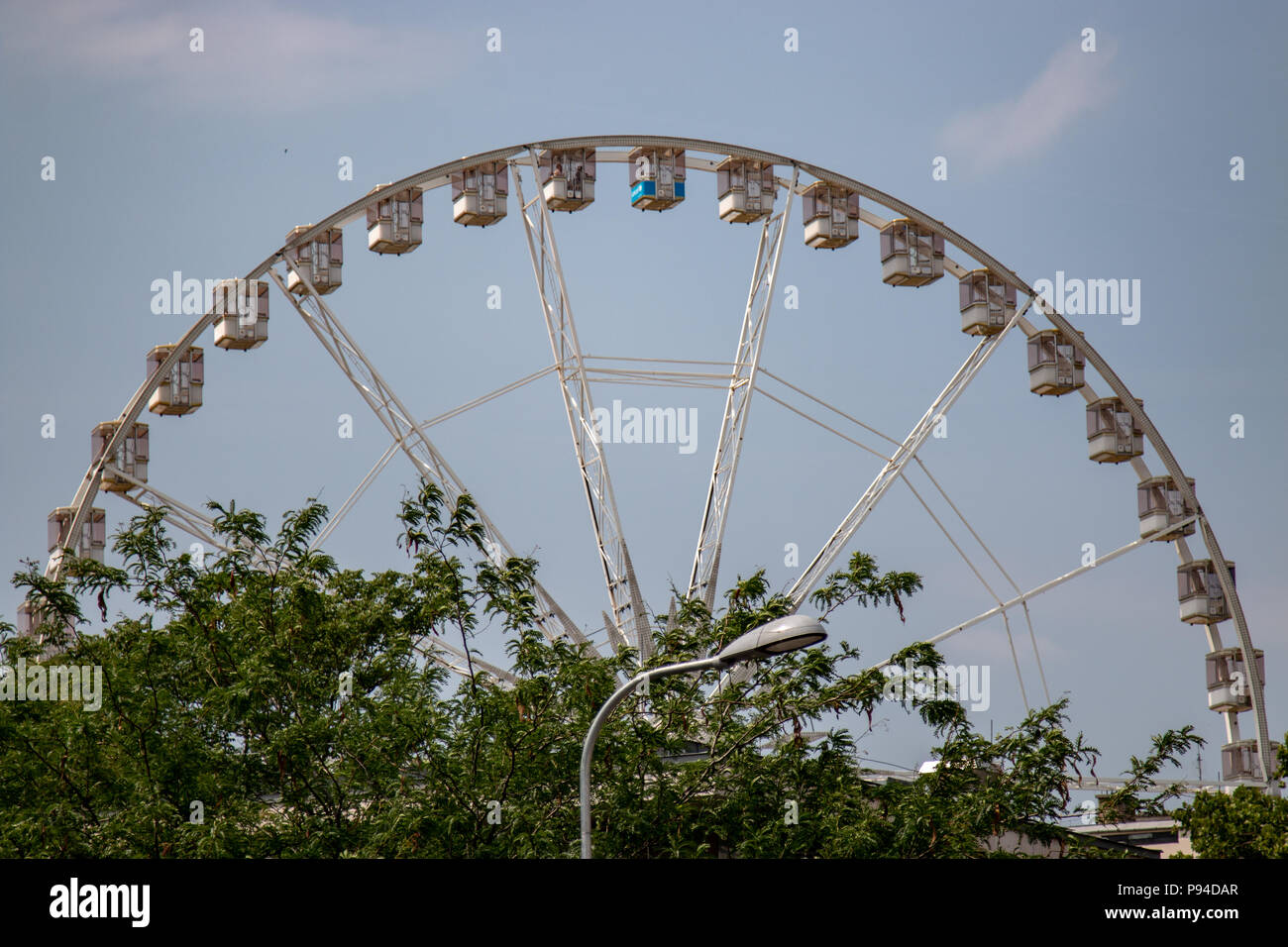 Una vista parziale della Budapest occhio attraverso gli alberi su una soleggiata giornata estiva Foto Stock