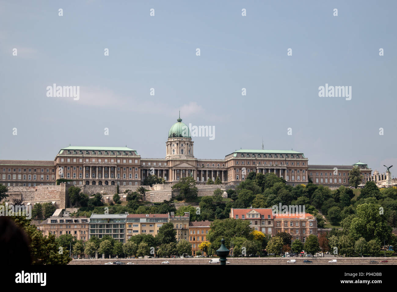 Una vista del Castello di Buda dal lato Pest del Danubio a Budapest Foto Stock