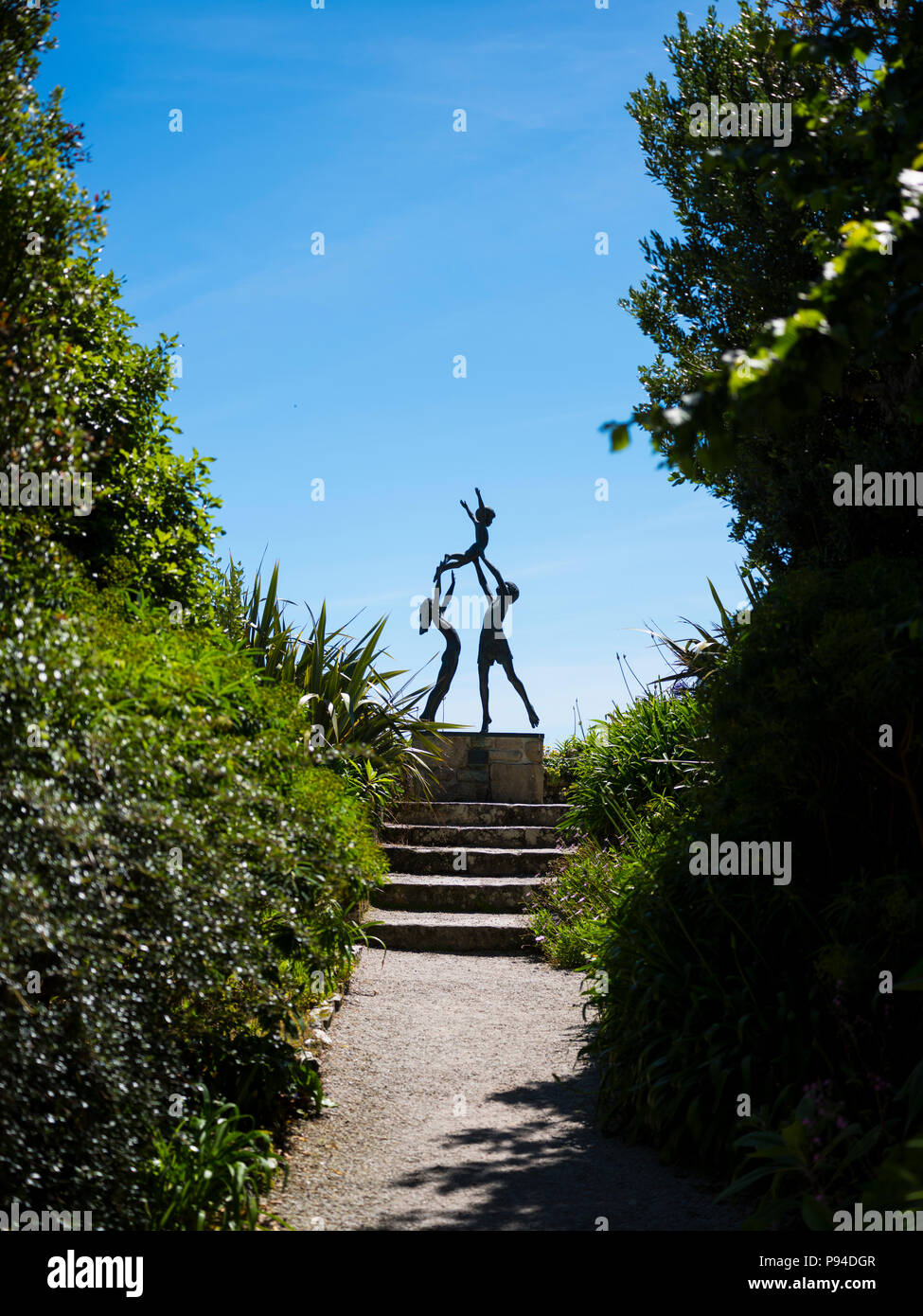 Il Tresco bambini scultura di David Wynne, Treco Abbey Gardens, Isole Scilly. Foto Stock