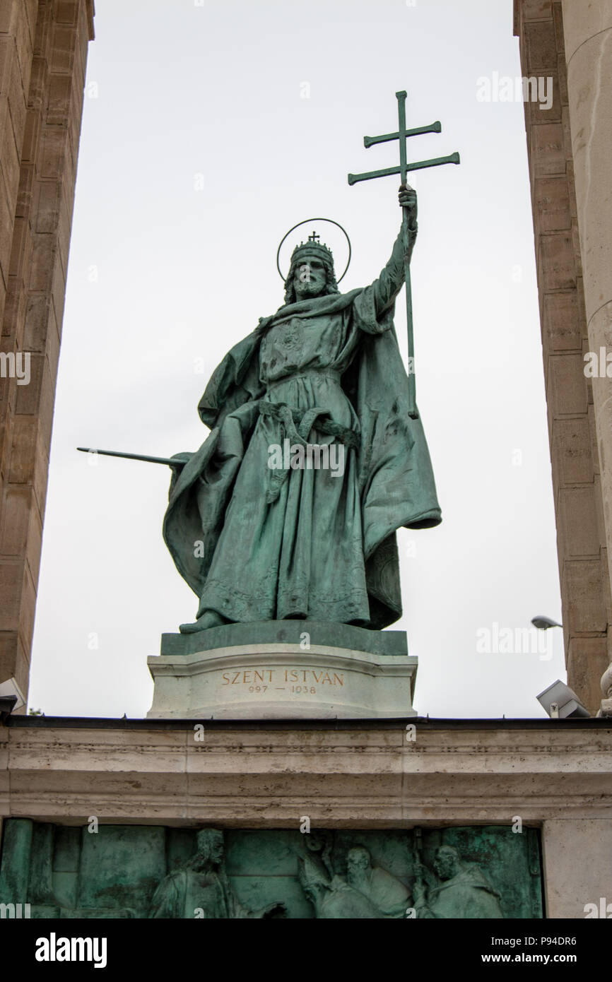 Una statua di Stefano I di Ungheria nel lato sinistro del colonnato del millennio monumento in Piazza degli Eroi, Budapest. Foto Stock