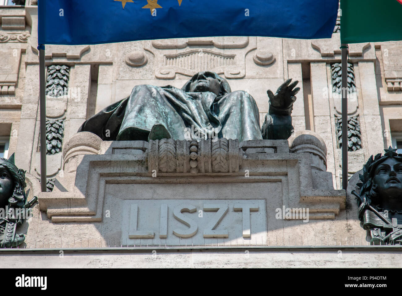 Una statua di Franz Liszt si siede sopra la porta dell'Accademia Musicale Franz Liszt di Budapest, Ungheria. Foto Stock