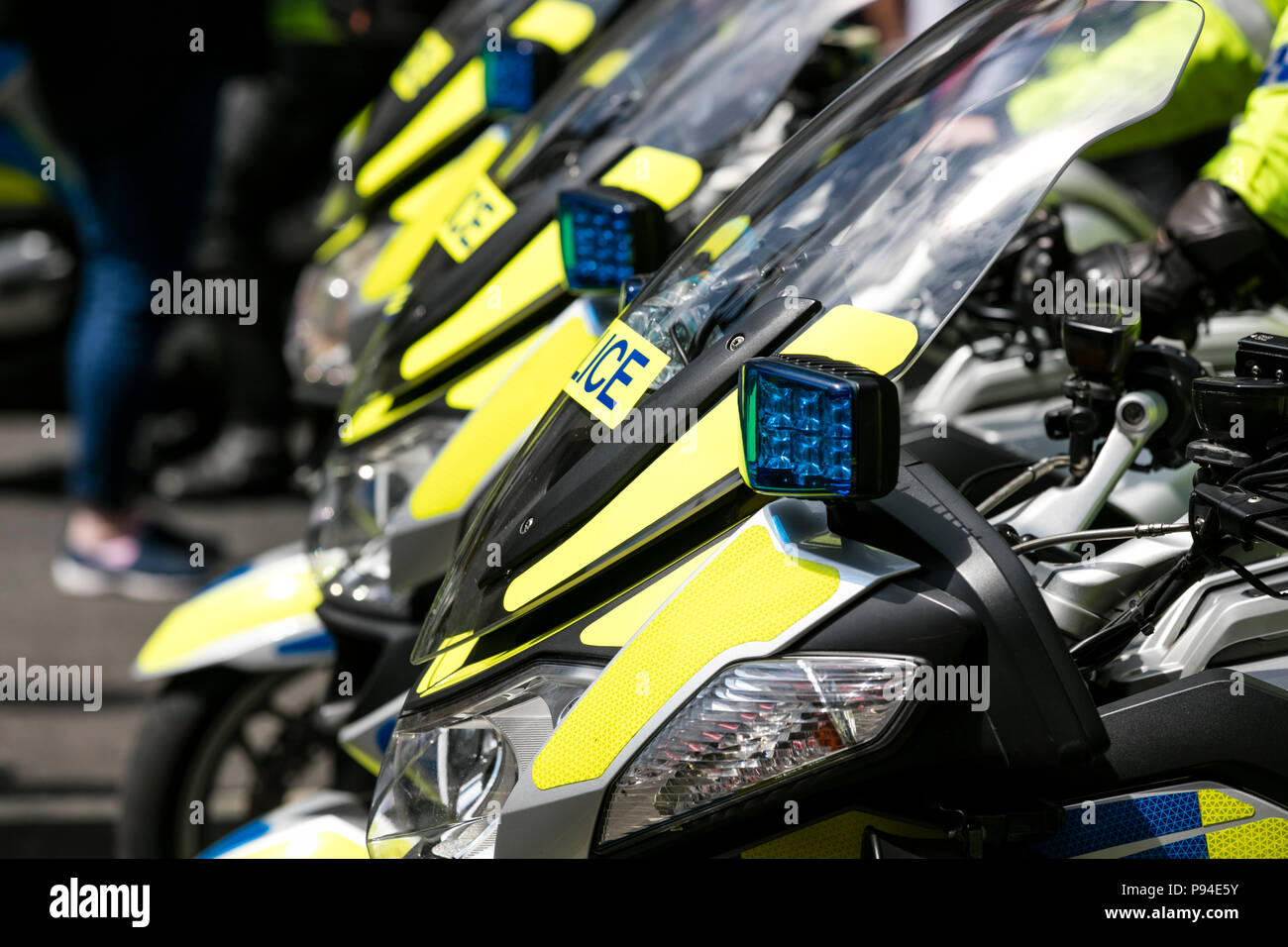 Un gruppo polizia moto parcheggiata in una linea a Londra Foto Stock