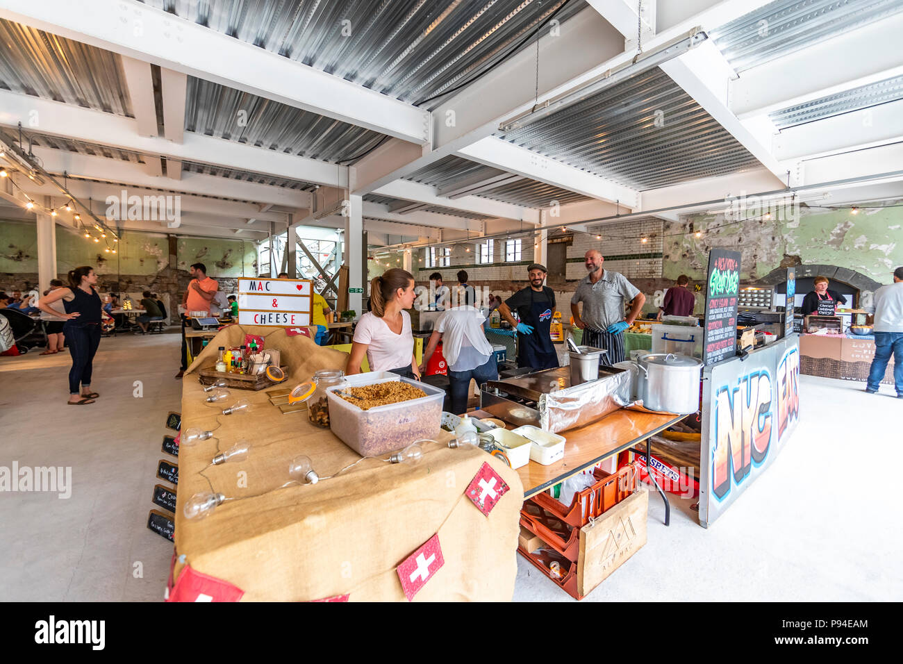 Raggiungere Finzels Street Market alimentare nella fermentazione edificio nord Foto Stock