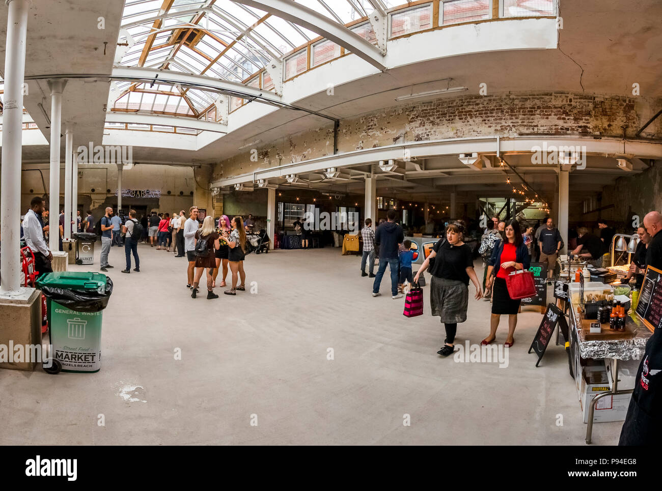 Raggiungere Finzels Street Market alimentare nella fermentazione edificio nord Foto Stock