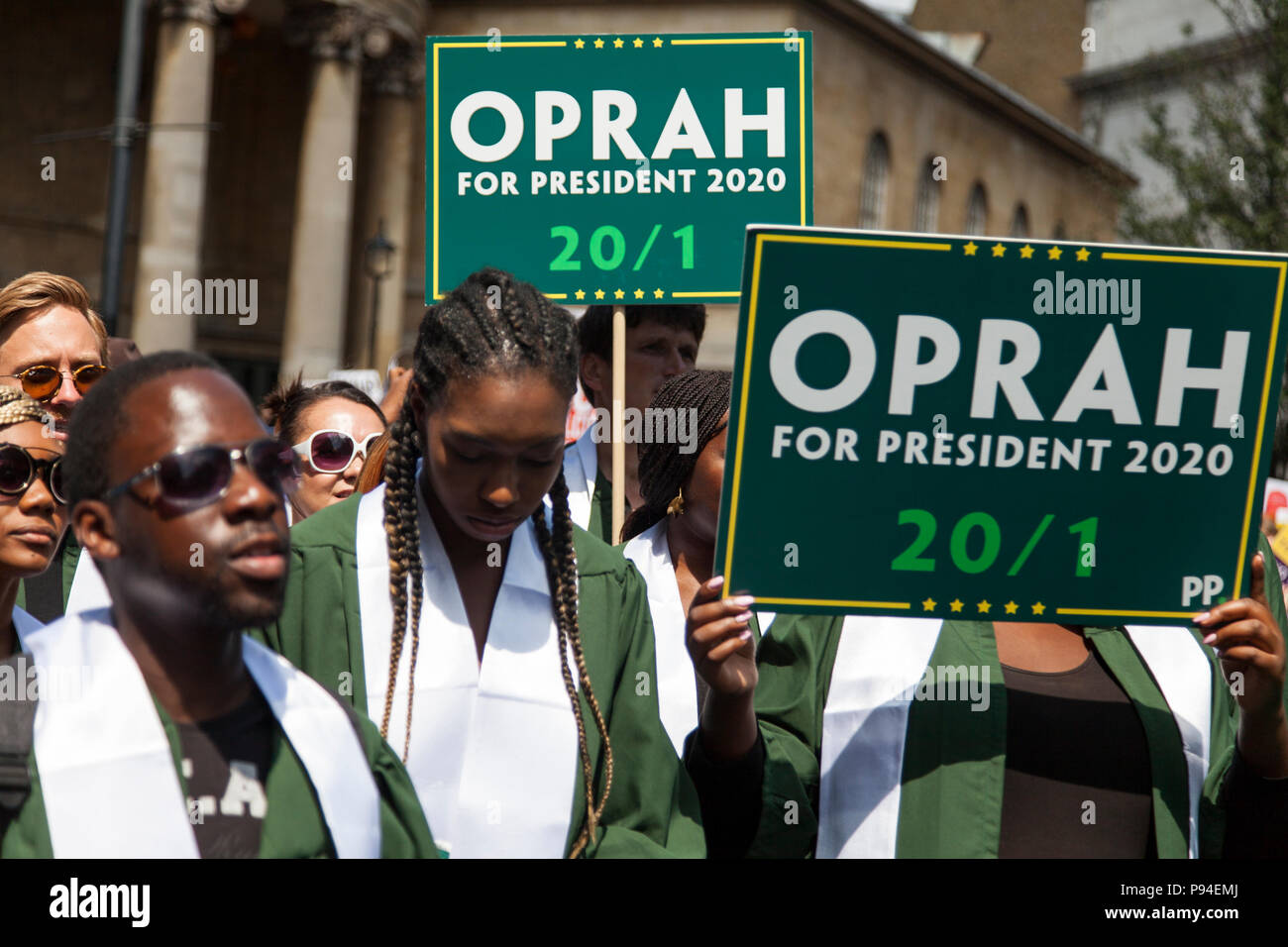 LONDON, Regno Unito - 14 Luglio 2018: un gruppo di persone che sostengono i cartelli per la potenziale esposizione di Oprah Winfrey 2020 elezioni presidenziali candidatura Foto Stock