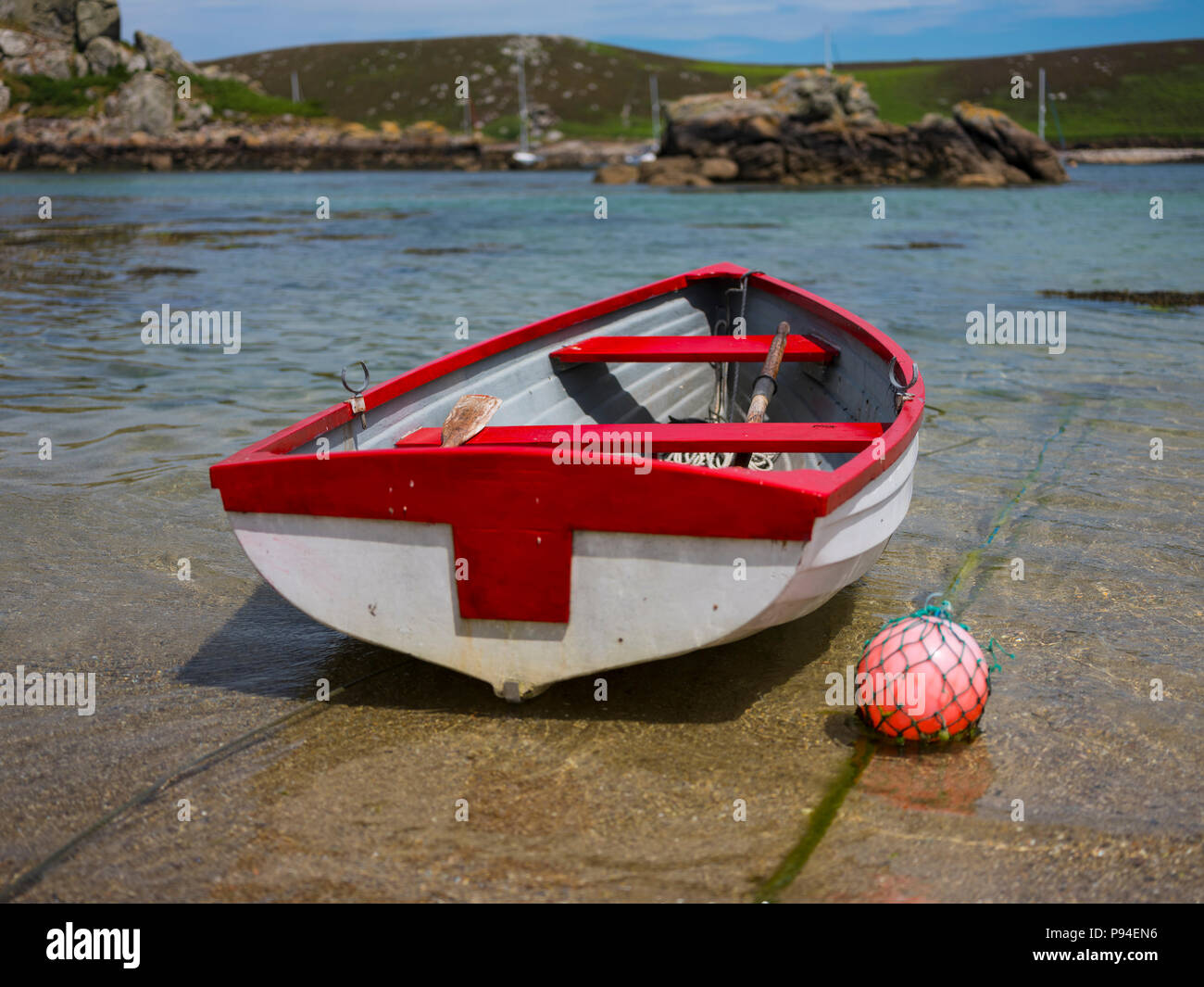 Una piccola barca a remi, Isole Scilly. Foto Stock