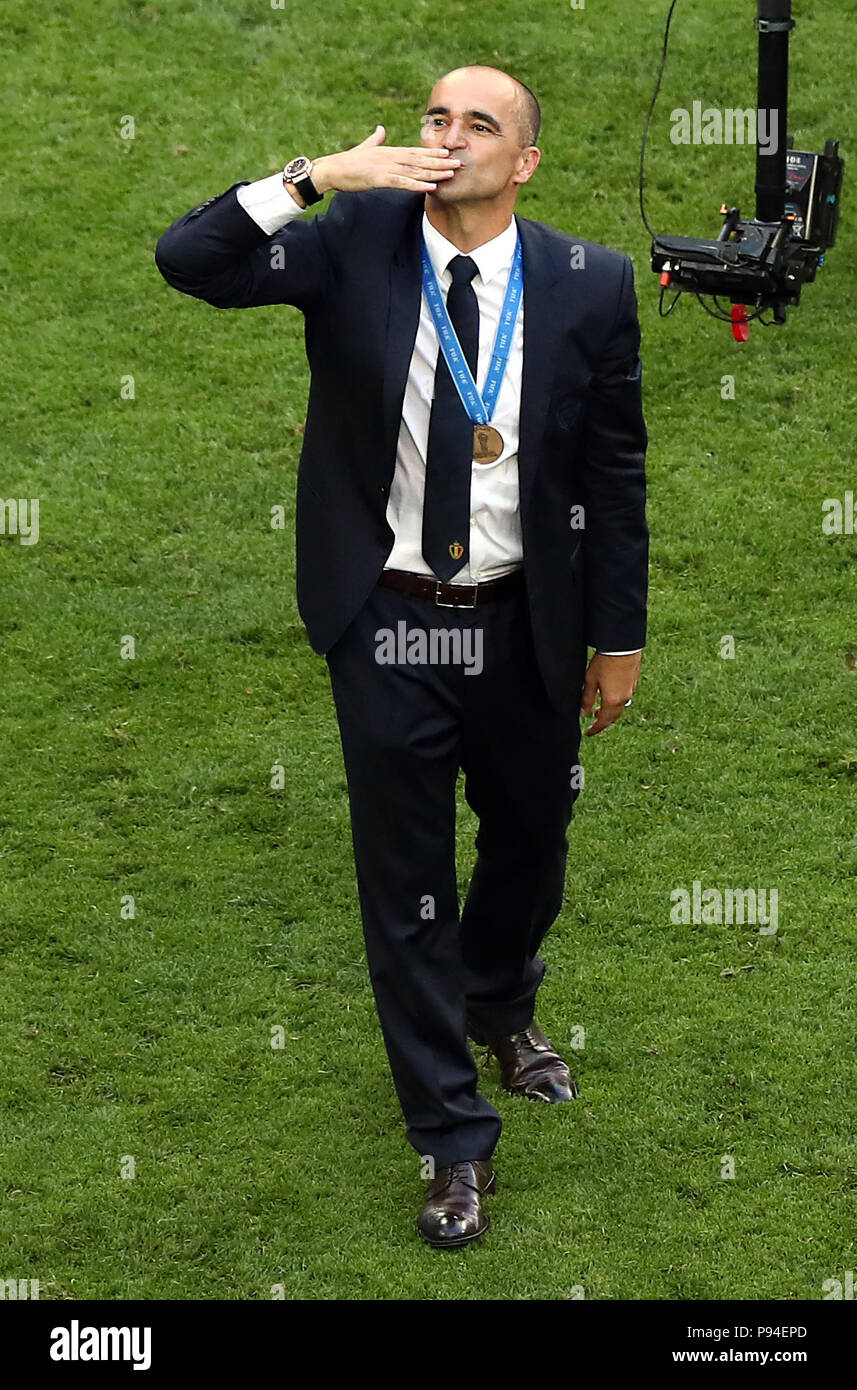 Belgio manager Roberto Martinez elogia gli appassionati dopo il fischio finale durante la Coppa del Mondo FIFA il terzo posto di play-off corrispondono a San Pietroburgo Stadium. Foto Stock