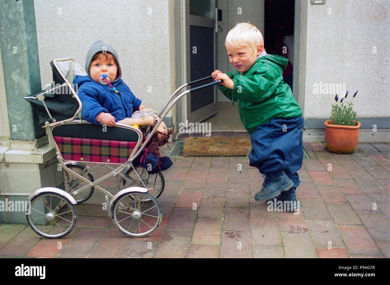 Emma und Tom, Geschwister. Foto Stock