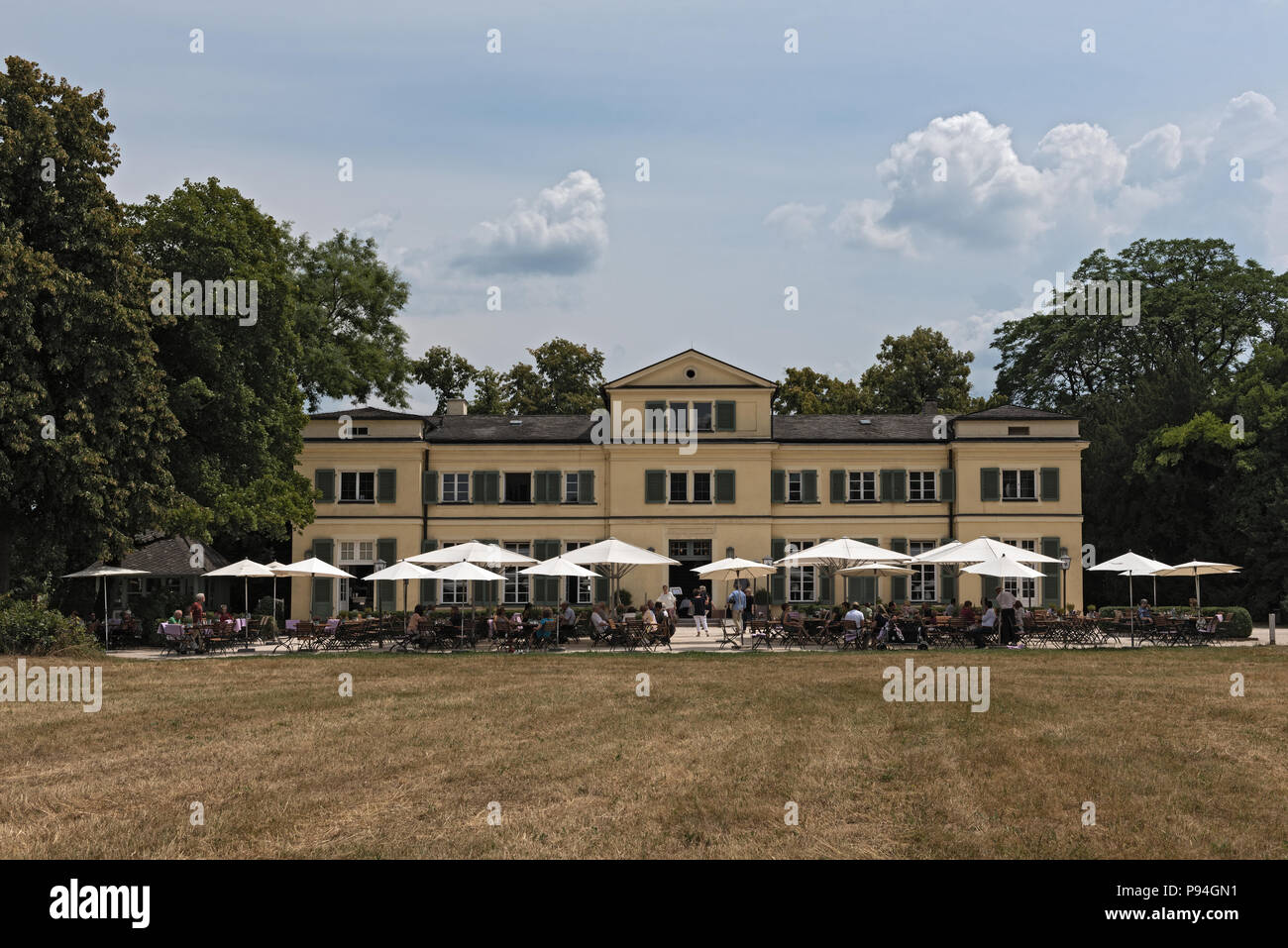 Gli ospiti sulla terrazza di fronte al ristorante nel parco storico Schoenbusch, Aschaffenburg, Germania. Foto Stock