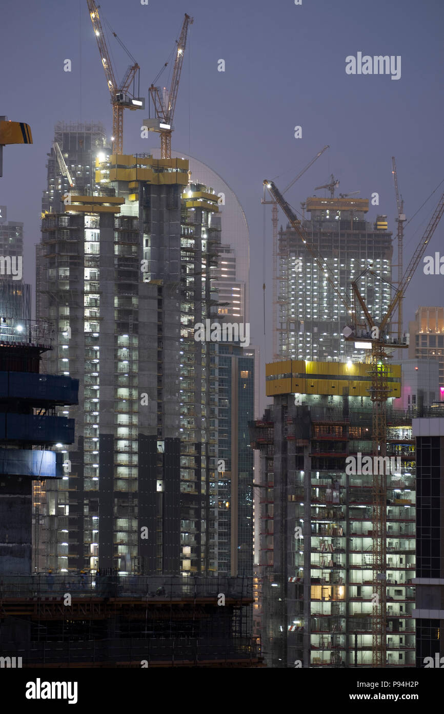 Vista serale della massiccia costruzione sito in Dubai Foto Stock