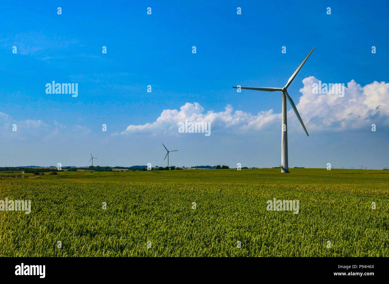 Le turbine eoliche e seminativi in campi, Holderness, vicino a Hull, East Yorkshire Foto Stock