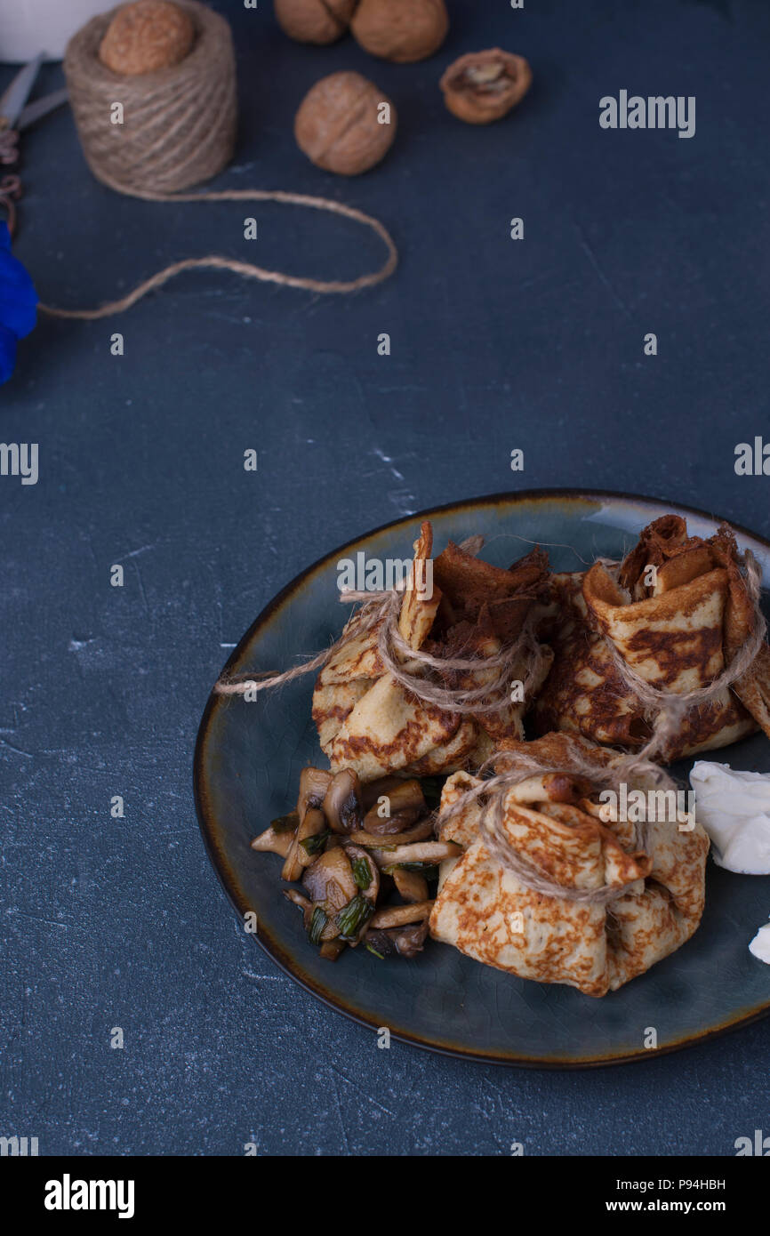 Frittelle farcite come sacchetti. Una gustosa cena. Spazio libero per il testo. Spazio di copia Foto Stock