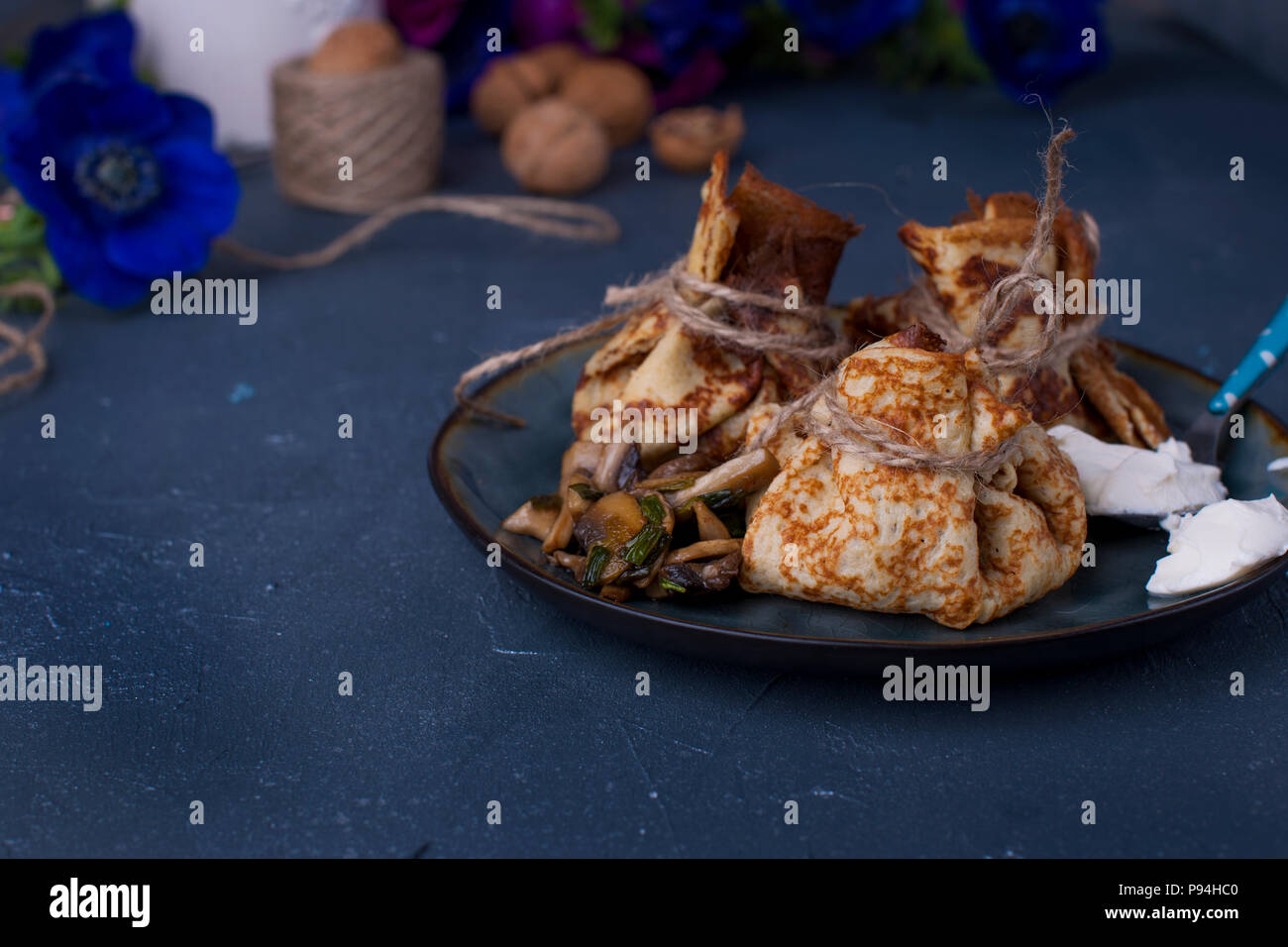 Frittelle farcite come sacchetti. Una gustosa cena. Spazio libero per il testo. Spazio di copia Foto Stock