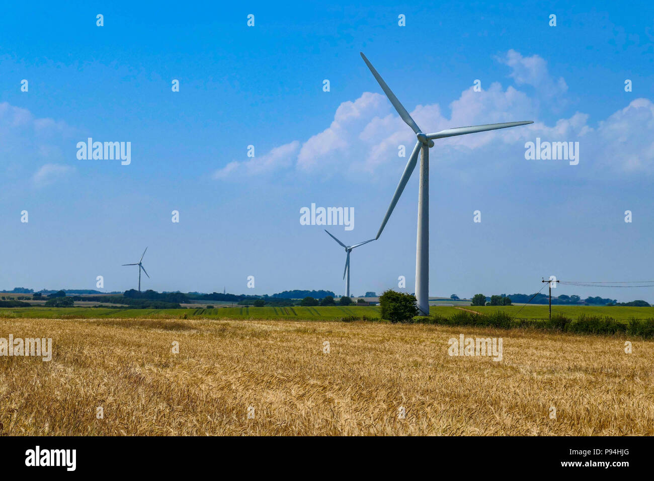 Le turbine eoliche e seminativi in campi, Holderness, vicino a Hull, East Yorkshire Foto Stock