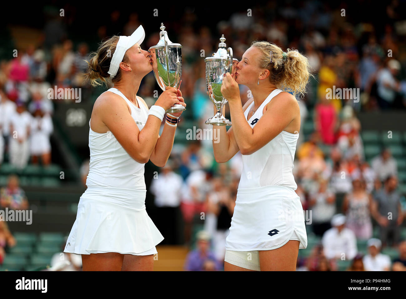 Katerina Siniakova (destra) e Barbora Krejcikova con i loro trofei dopo aver vinto il Signore raddoppia il giorno dodici dei campionati di Wimbledon al All England Lawn Tennis e Croquet Club, Wimbledon. Foto Stock