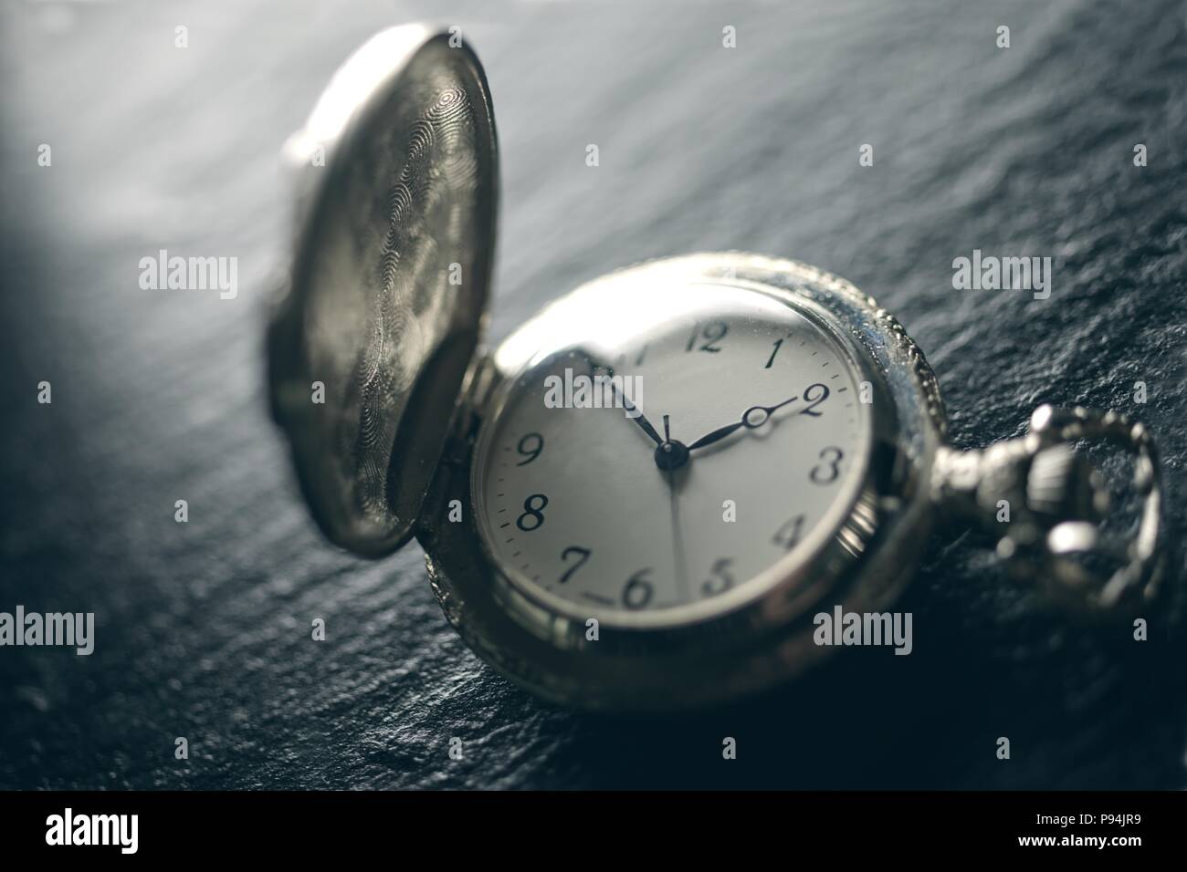 Vista ingrandita di un pocketwatch su ardesia - soft focus tecnica, Foto Stock