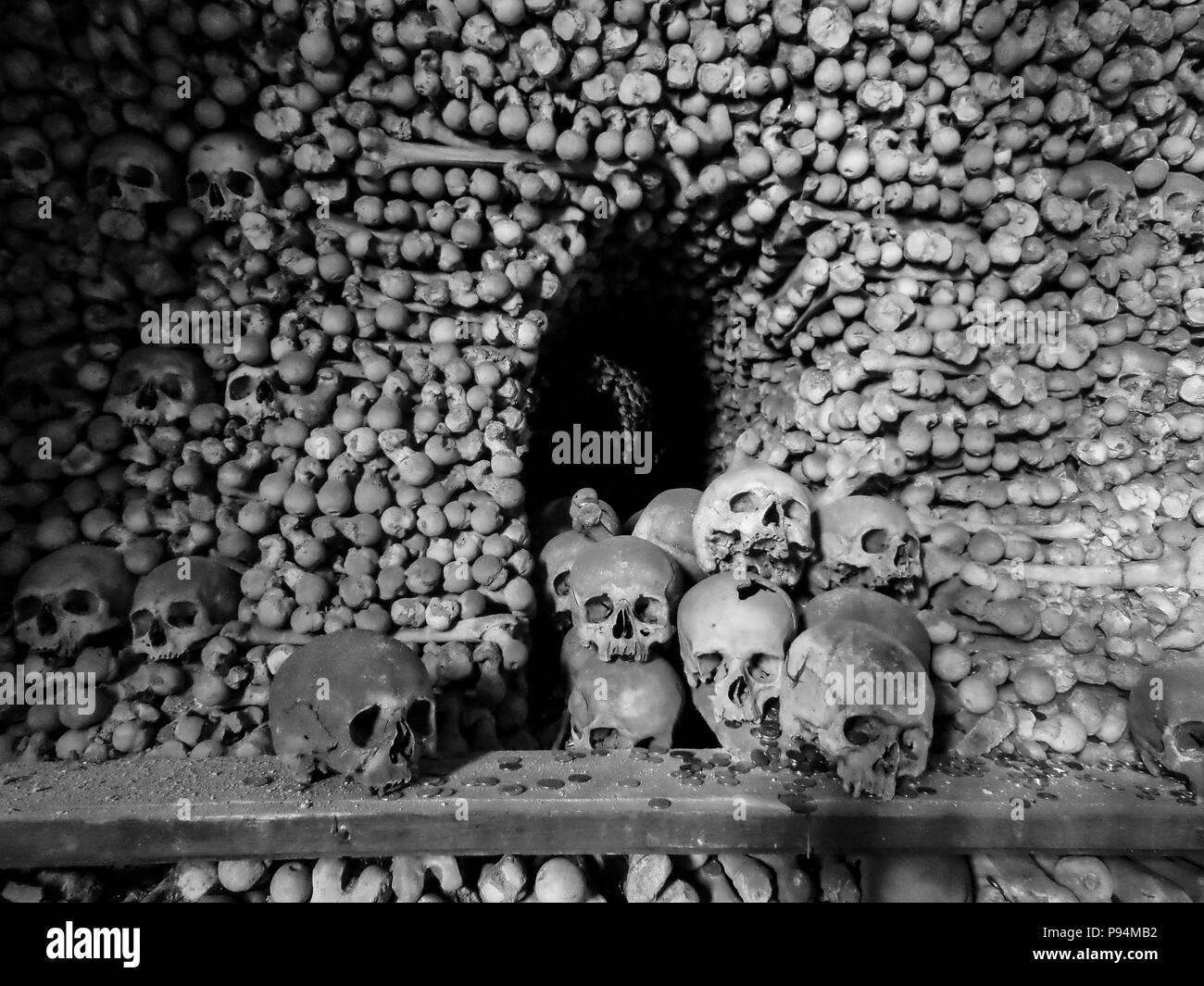 Display in bianco e nero e di ossa umane e scheletri in Sedlec ossario. Foto Stock