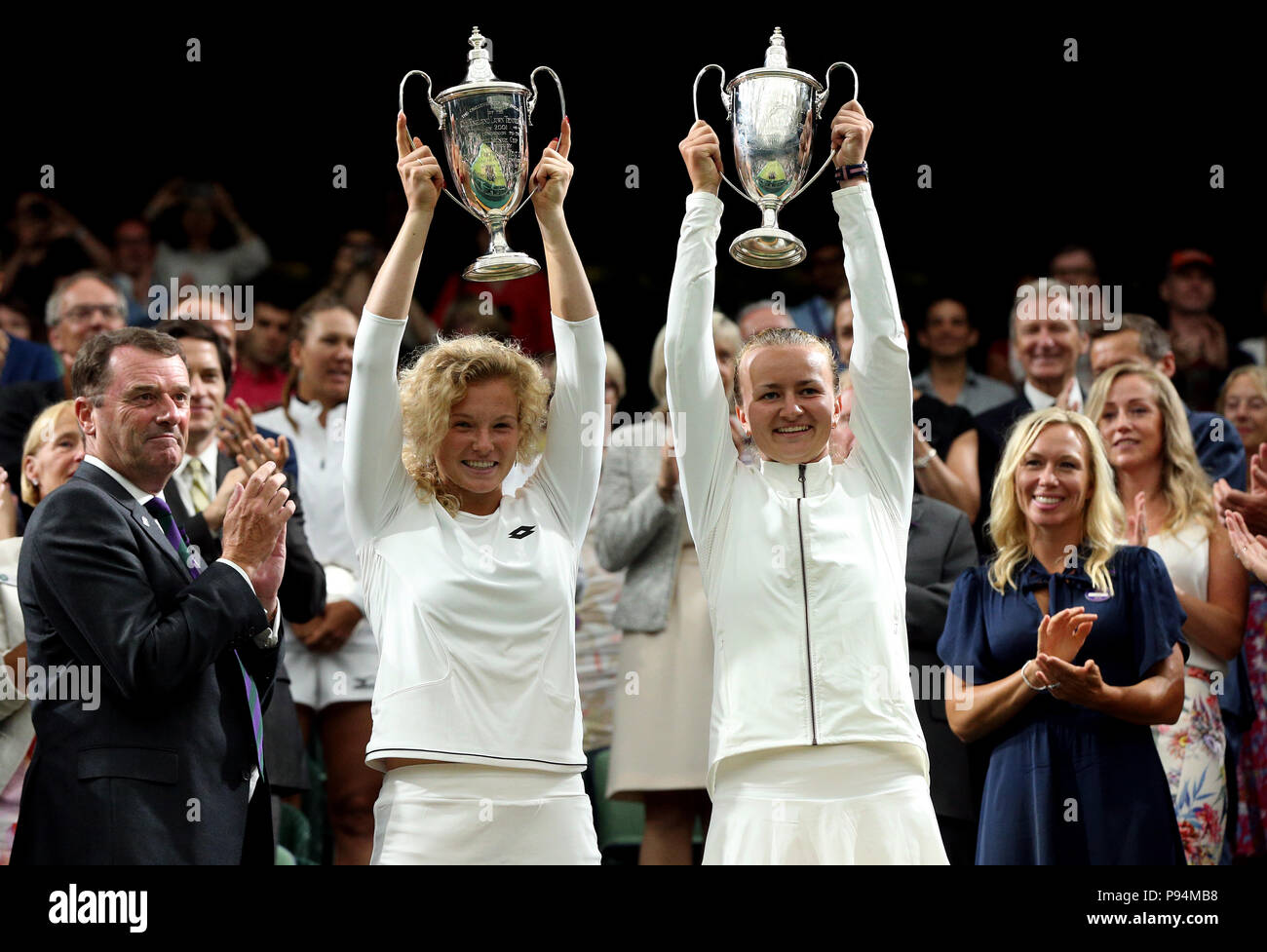 Katerina Siniakova (a sinistra) e Barbora Krejcikova con i loro trofei dopo aver vinto le Ladies Doubles il dodici giorno dei Campionati di Wimbledon al All England Lawn Tennis and Croquet Club di Wimbledon. PREMERE ASSOCIAZIONE foto. Data immagine: Sabato 14 luglio 2018. Vedi PA storia TENNIS Wimbledon. Il credito fotografico dovrebbe essere: Jonathan Brady/PA Wire. RESTRIZIONI: Nessun uso commerciale senza previo consenso scritto dell'AELTC. Solo uso di immagini fisse - nessuna immagine in movimento per emulare la trasmissione. Nessuna sovrapposizione o rimozione dei logo degli sponsor/degli annunci. Foto Stock
