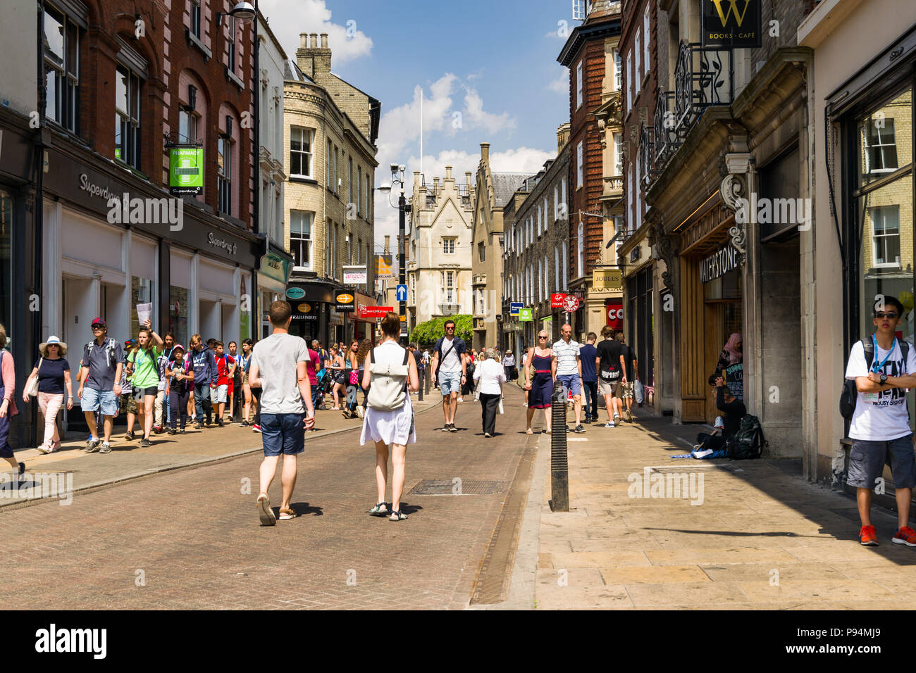 Sidney Street con i suoi negozi e gli amanti dello shopping a piedi su una soleggiata giornata estiva, Cambridge, Regno Unito Foto Stock