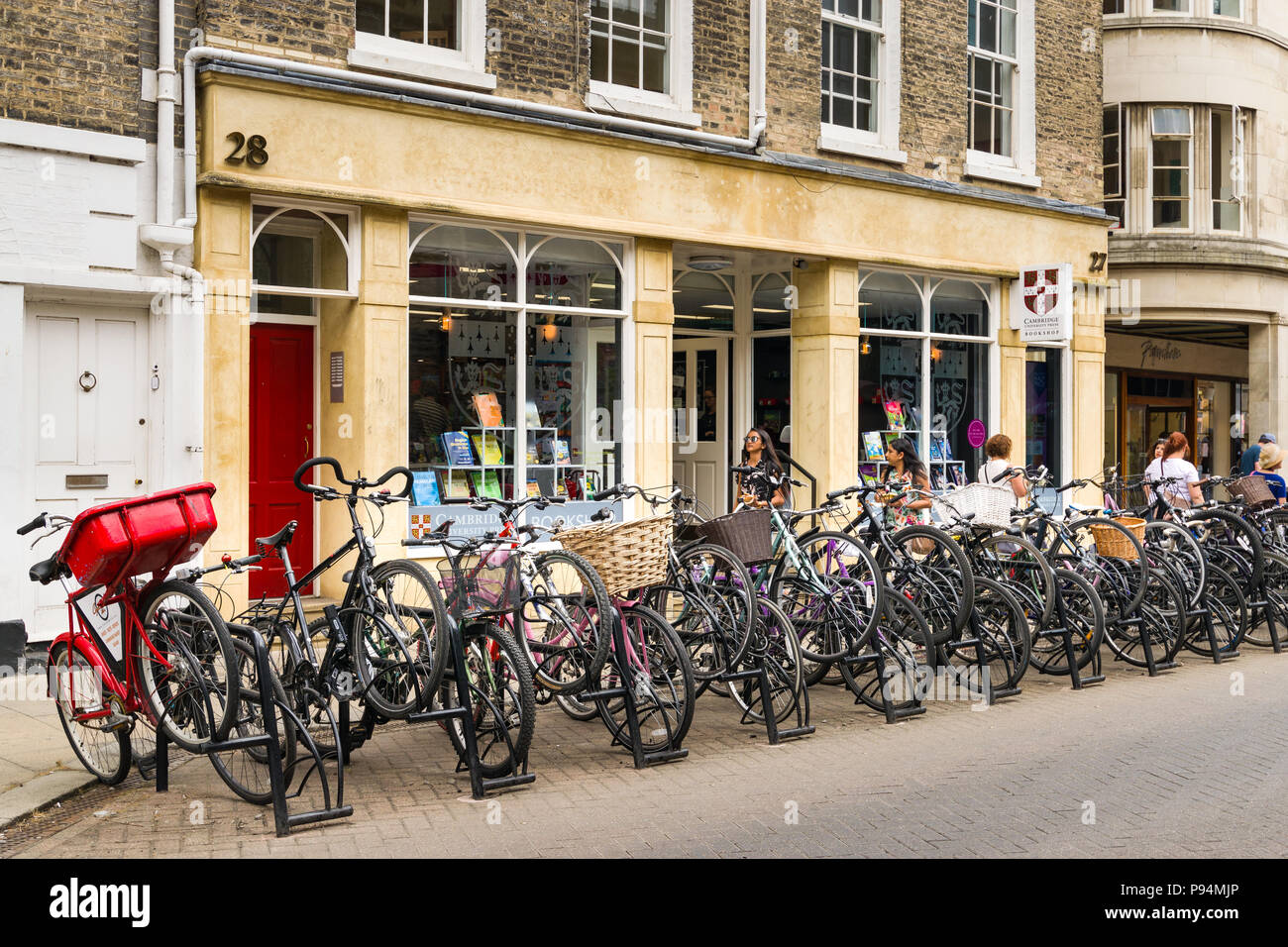 Esterno della Cambridge University Press shop con una linea di biciclette al di fuori di Cambridge, Regno Unito Foto Stock