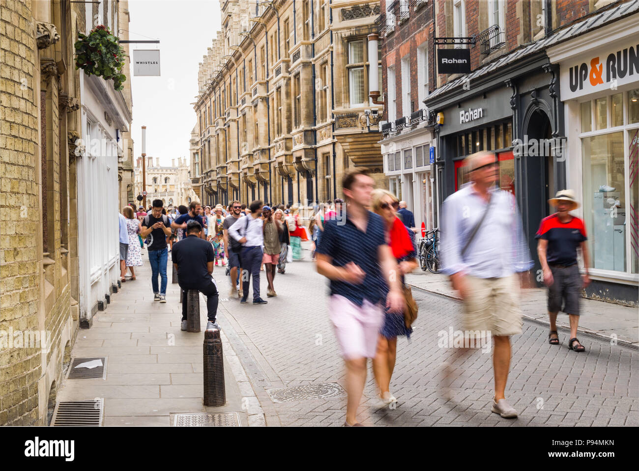 I pedoni a camminare lungo il Trinity Street, Cambridge, Regno Unito Foto Stock