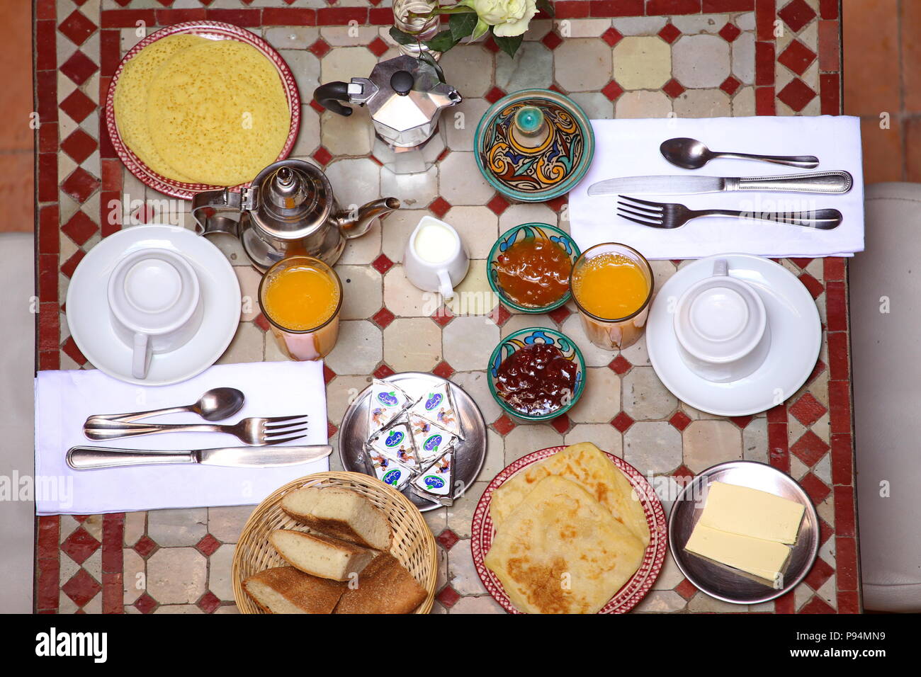 La deliziosa prima colazione in stile marocchino servita nel riad (Marocchino tradizionale hotel) Foto Stock