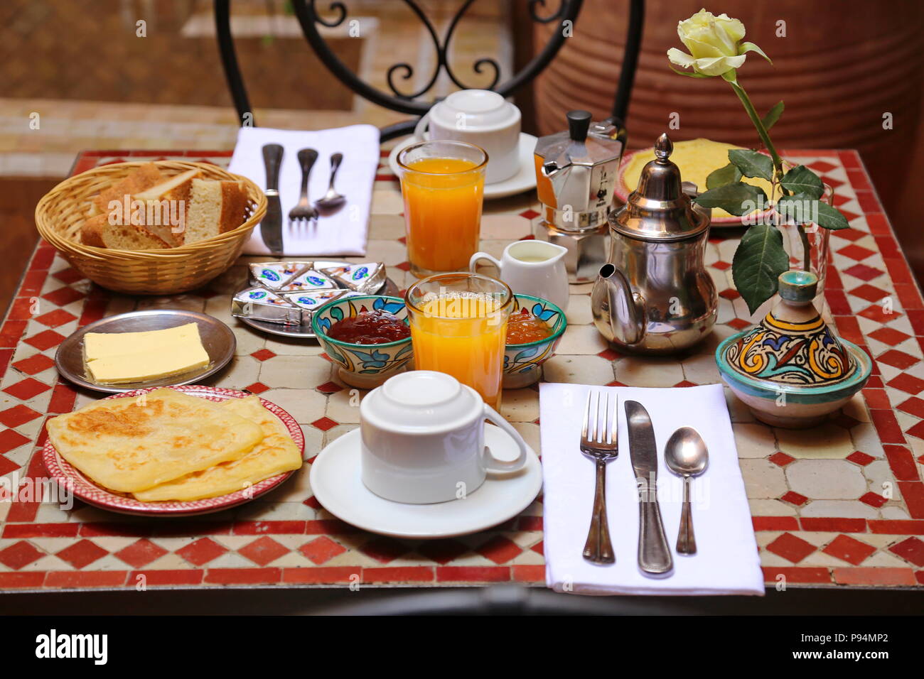 La deliziosa prima colazione in stile marocchino servita nel riad (Marocchino tradizionale hotel) Foto Stock