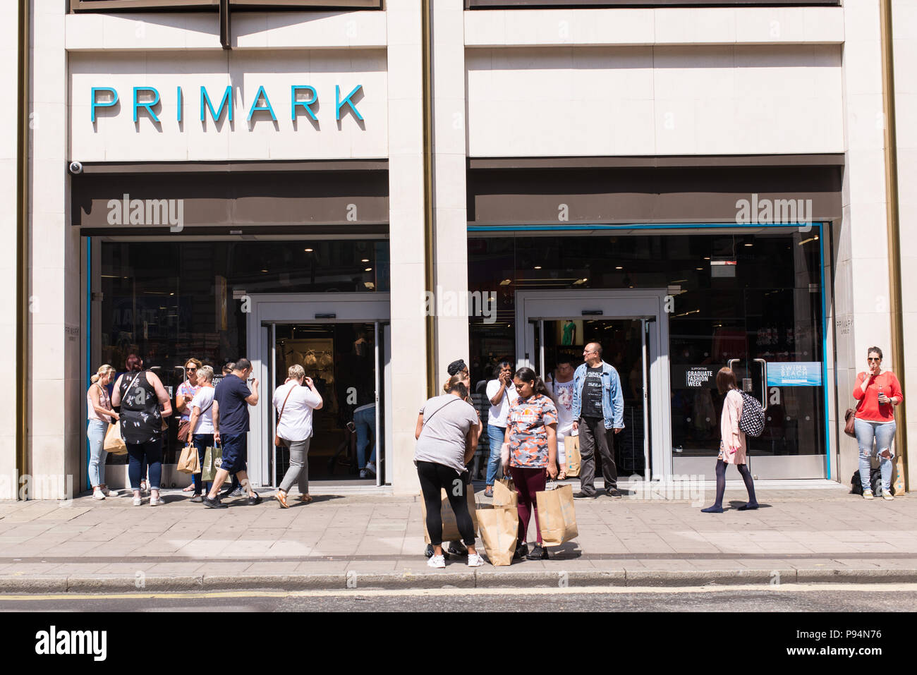 Oxford Street, Londra, Regno Unito. Il 10 giugno 2018. Primark store in Oxford street con la gente a piedi nella parte anteriore. Primark è catena economica di vendere a basso costo e ad alta Foto Stock