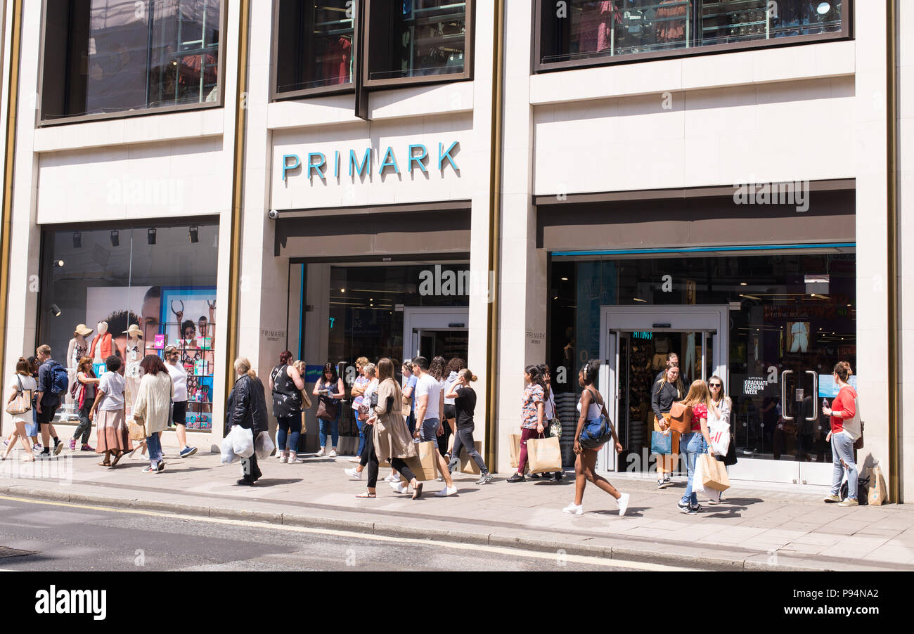 Oxford Street, Londra, Regno Unito. Il 10 giugno 2018. Primark store in Oxford street con la gente a piedi nella parte anteriore. Primark è catena economica di vendere a basso costo e ad alta Foto Stock