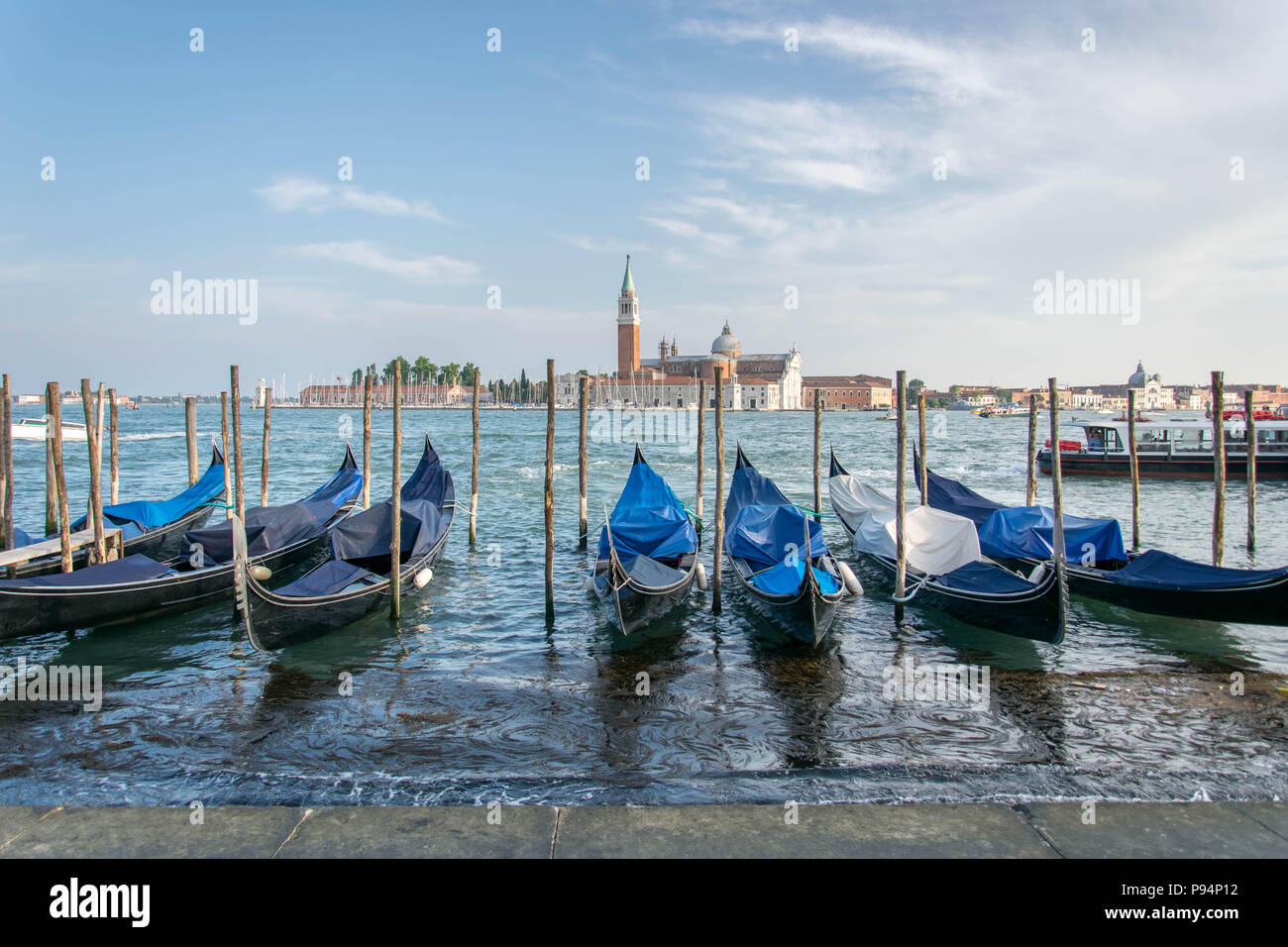 L'Europa, Italia, Veneto, Venezia, Gondola con vista attraverso il Canal Grande verso la Chiesa di San Giorgio Maggiore. Foto Stock