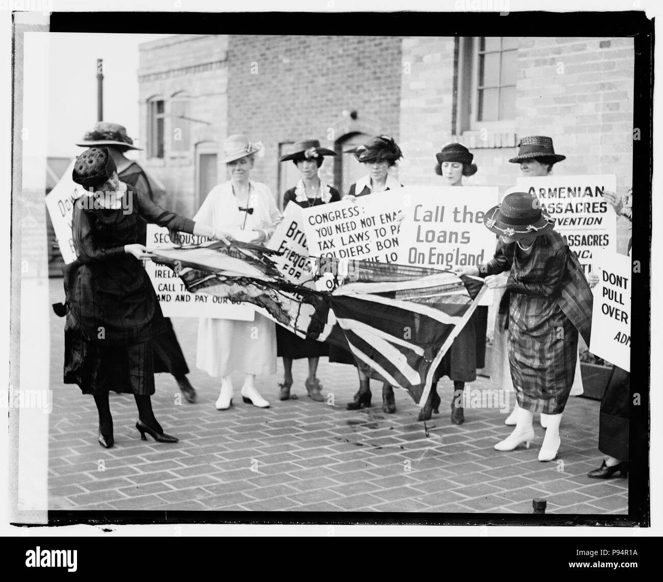 Un gruppo di donne sul marciapiede, recanti segni contro l'America coinvolgimento sul lato dell'inglese contro gli irlandesi, e la lacerazione di una bandiera britannica, 3 giugno 1920 Foto Stock