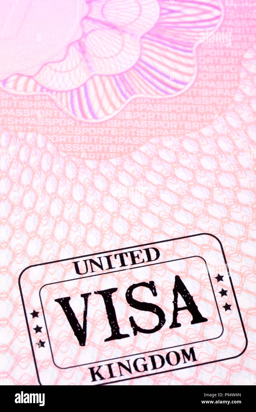 UK visa immigrazione timbro pagina del passaporto close up, spazio copia, verticale Foto Stock