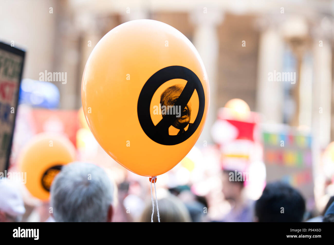 LONDON, Regno Unito - 14 Luglio 2018: un anti trump orange palloncino a una manifestazione di protesta nel centro di Londra Foto Stock