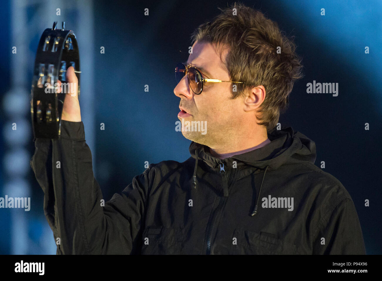 Suffolk, Regno Unito, 14 luglio 2018. Liam Gallagher, dirige anche il Latitude segreto atto in un pranzo BBC arena e a un felice folla - Il 2018 Latitude Festival, Henham Park. Suffolk 14 luglio 2018 Credit: Guy Bell/Alamy NewsCredit Live: Guy Bell/Alamy Live News Foto Stock