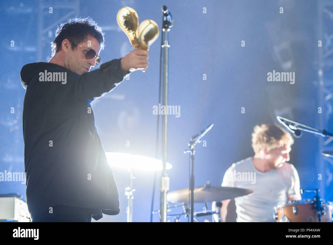 Suffolk, Regno Unito, 14 luglio 2018. Liam Gallagher, dirige anche il Latitude segreto atto in un pranzo BBC arena e a un felice folla - Il 2018 Latitude Festival, Henham Park. Suffolk 14 luglio 2018 Credit: Guy Bell/Alamy NewsCredit Live: Guy Bell/Alamy Live News Foto Stock