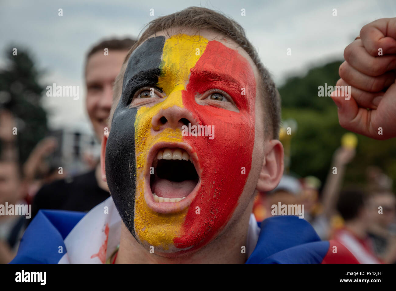 Mosca, Russia. 14th, luglio 2018. Uomo russo supporta il belga nazionale di calcio sulla ventola festival di Mosca durante il gioco il Belgio vs Inghilterra della Coppa del Mondo FIFA 2018 in Russia Foto Stock