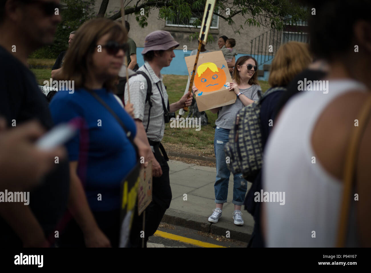 Edimburgo, Scozia, il 14 luglio 2018. "Carnevale di resistenza' anti-Trump rally, in concomitanza con la visita del presidente Donald Trump, e sua moglie Melania, in Scozia su un golf weekend. Il rally che ha visto la partecipazione di migliaia di persone che protestano le politiche del Presidente Trump e la sua visita nel Regno Unito, ha fatto il suo modo dal Parlamento scozzese attraverso le strade della città. Credito: jeremy sutton-hibbert/Alamy Live News Foto Stock