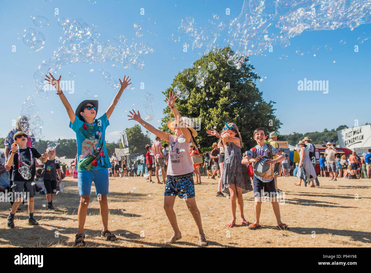 Suffolk, Regno Unito, 14 luglio 2018. Bolle inc continua ad intrattenere i bambini - Il 2018 Latitude Festival, Henham Park. Suffolk 14 luglio 2018Credito: Guy Bell/Alamy Live News Foto Stock